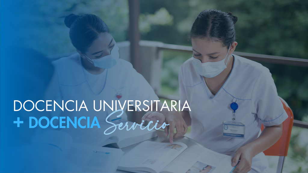 Dos estudiantes de medicina mirando un libro en un mesa